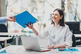 femme-secrétaire-dans-une-entreprise