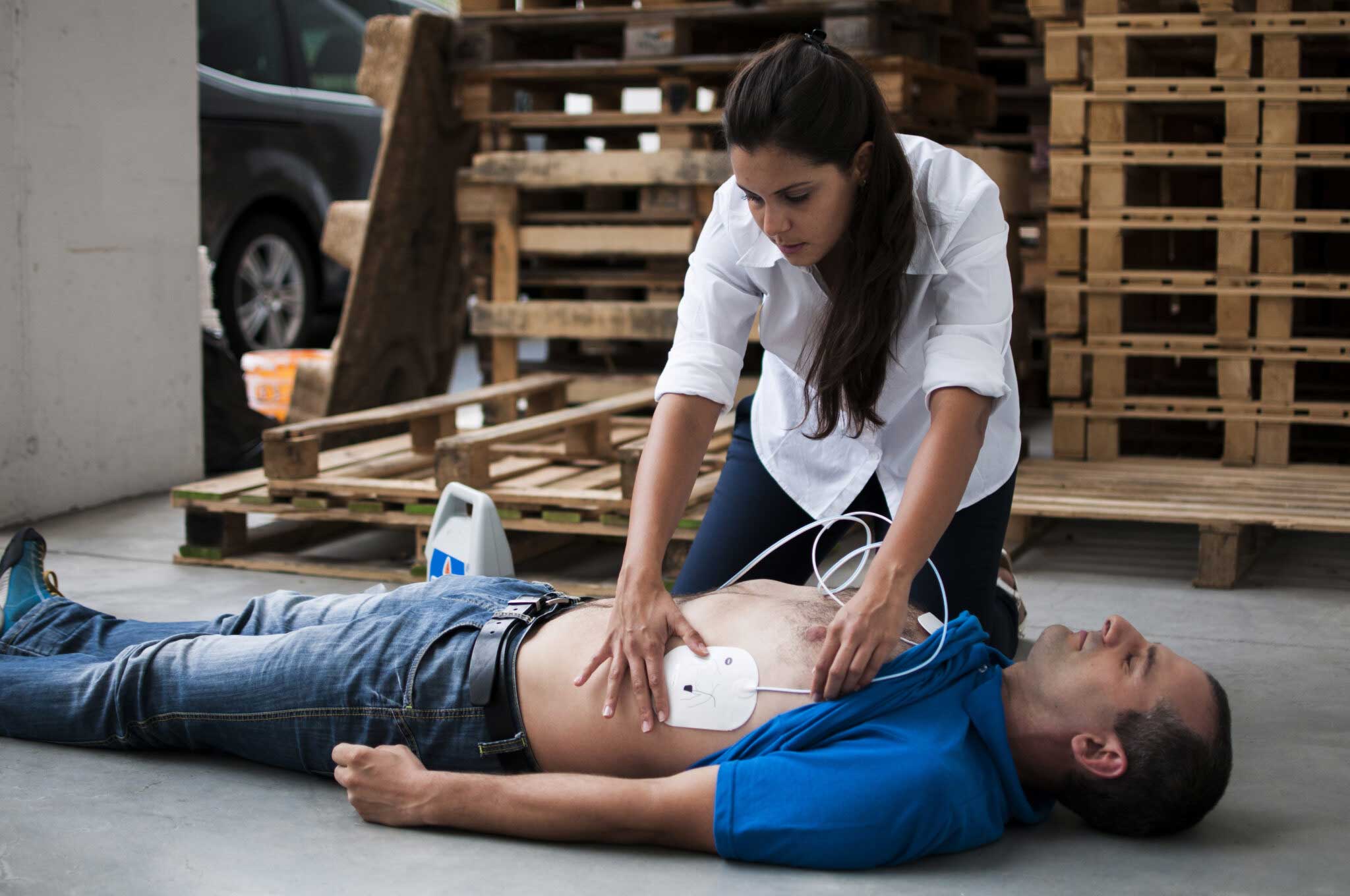 Premiers secours et utilisation de défibrillateurs en cas de détection  d'arrêt cardiaque 