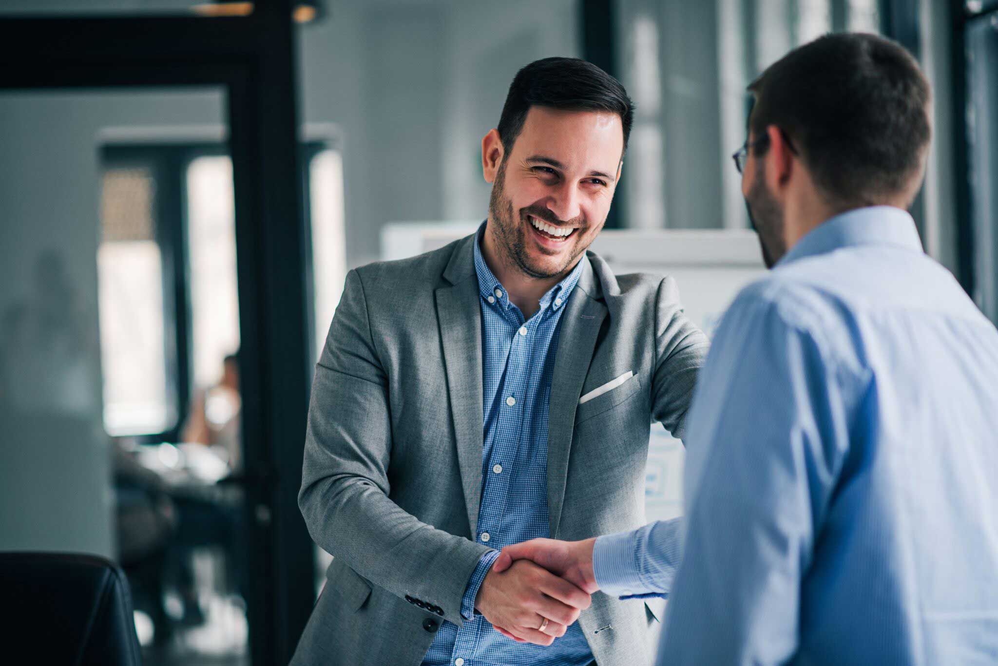 homme client poignée de mains